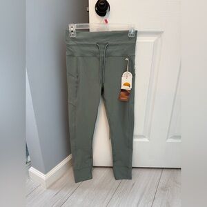 Women’s 7/8 length Vouri daily pocket leggings in stormy NWT